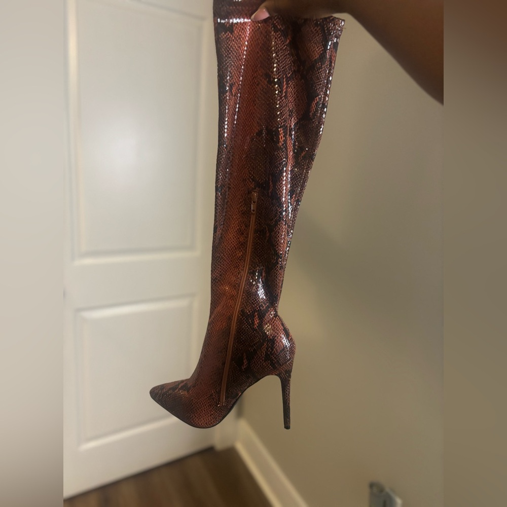 Elegant Brown Snakeskin Knee-High Boots Size: 10 (Comfortable fit)
